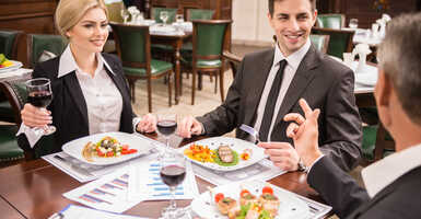 Bemutatjuk, hogy mire érdemes figyelned egy üzleti vacsoránál! 